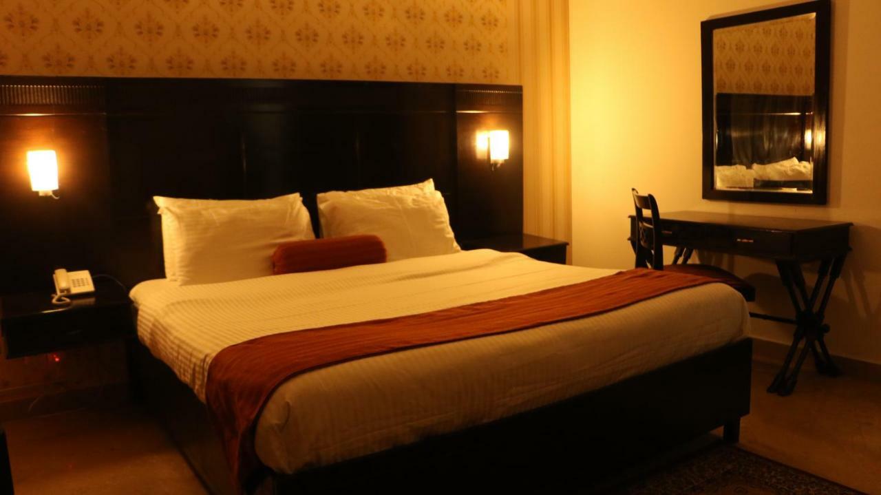 The Royal Manor Bed & Breakfast Islamabad Exterior photo